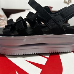 Women’s size 10 Nike icon, classic sandals brand new