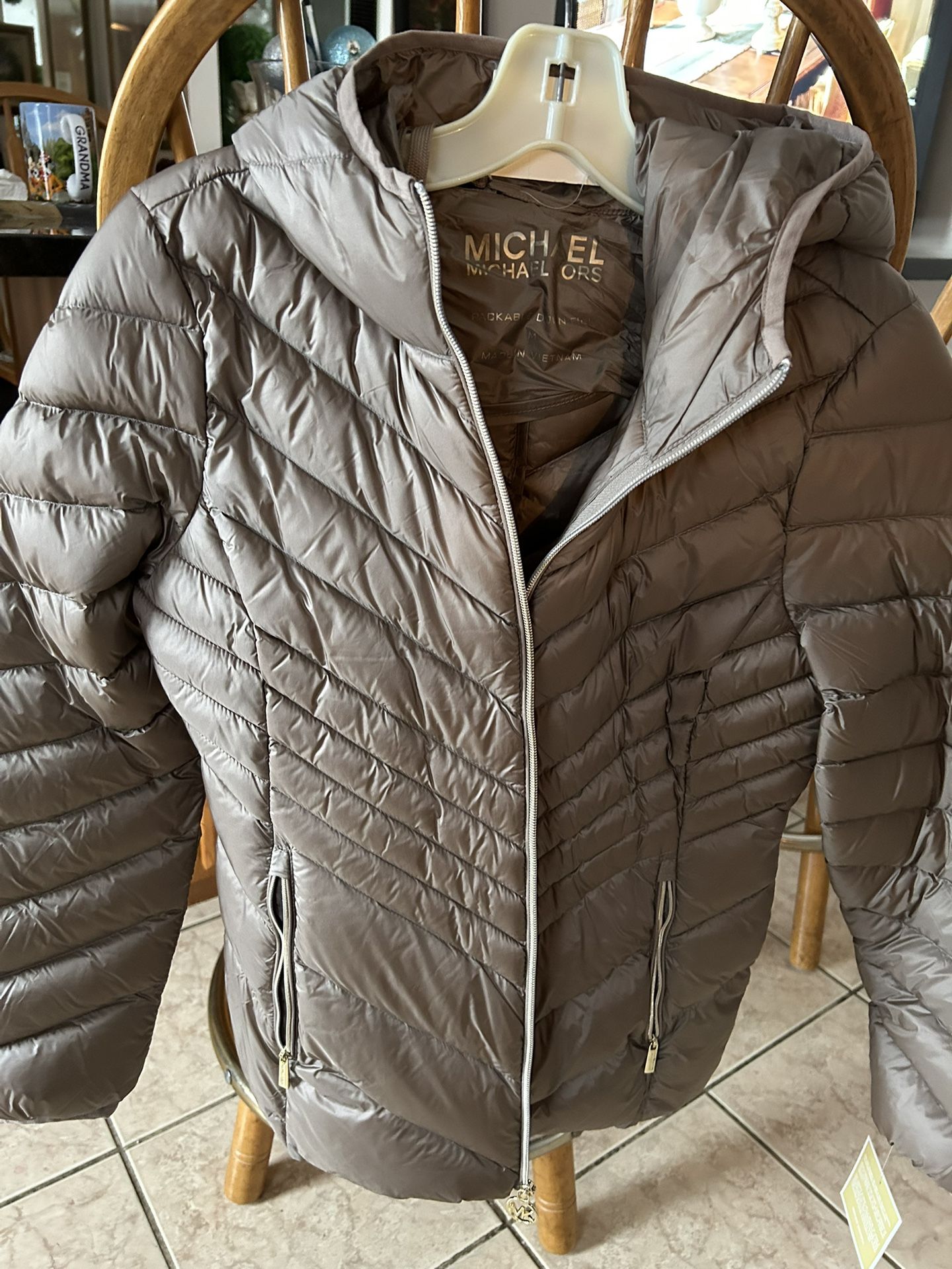Michael Kors Tan Light Jacket / Women’s Puffer Hoodie Coat Size Medium