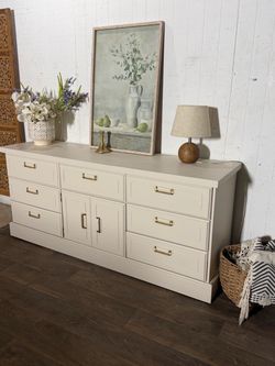Vintage dresser/ entry table good condition $250 delivery available $20!!!