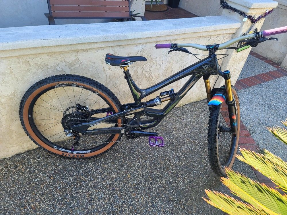 2020 YT Capra Pro Race