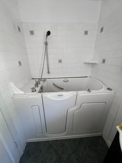 2025 SafeStep Walk-In Tub Barely Used, Everything Works