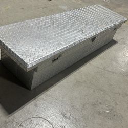 Low profile truck bed tool box
