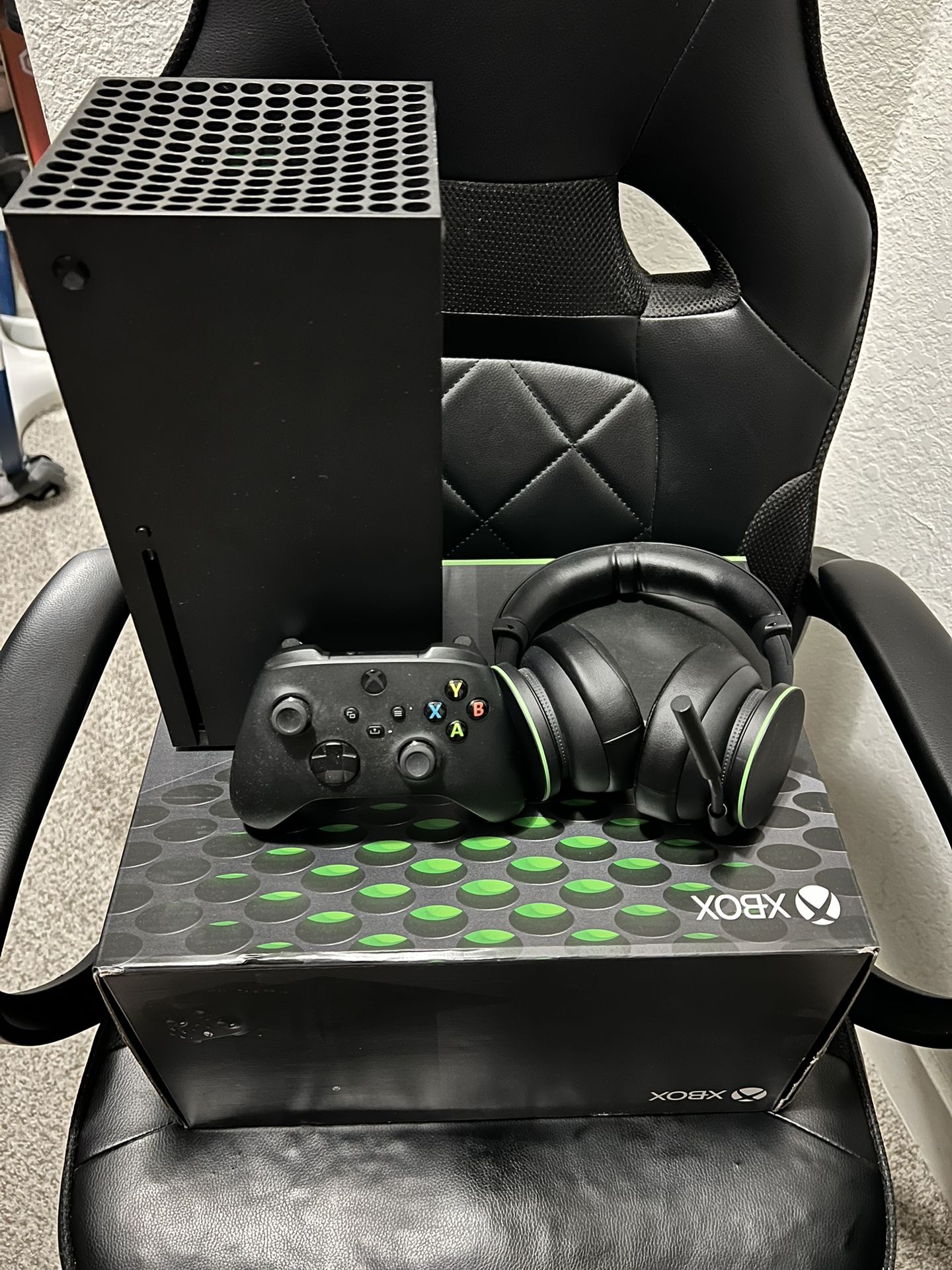 xbox series X + controller + wireless headphones