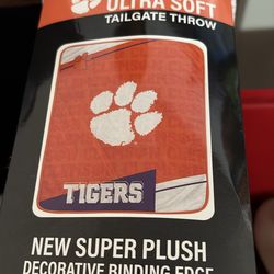Ultra soft Tailgate. Throw