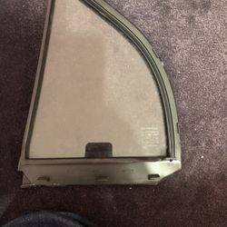 Back Door Passenger  Side  Small Vent Window .2004 Honda Civic
