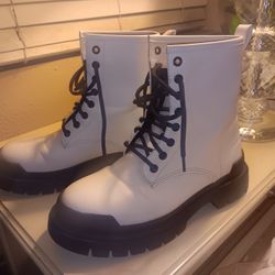 Stylish White Boots Very Nice Size 7 And A Half