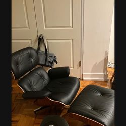 Black Leather Wood Detailing Lounge Chair