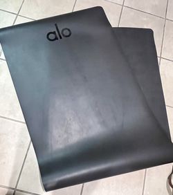 Alo Yoga Warrior Gym Yoga Black Mat 74 x 26.5 for Sale in Seattle,  Washington - OfferUp