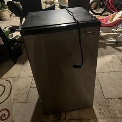 4-cu Ft Mini Fridge(approx) 