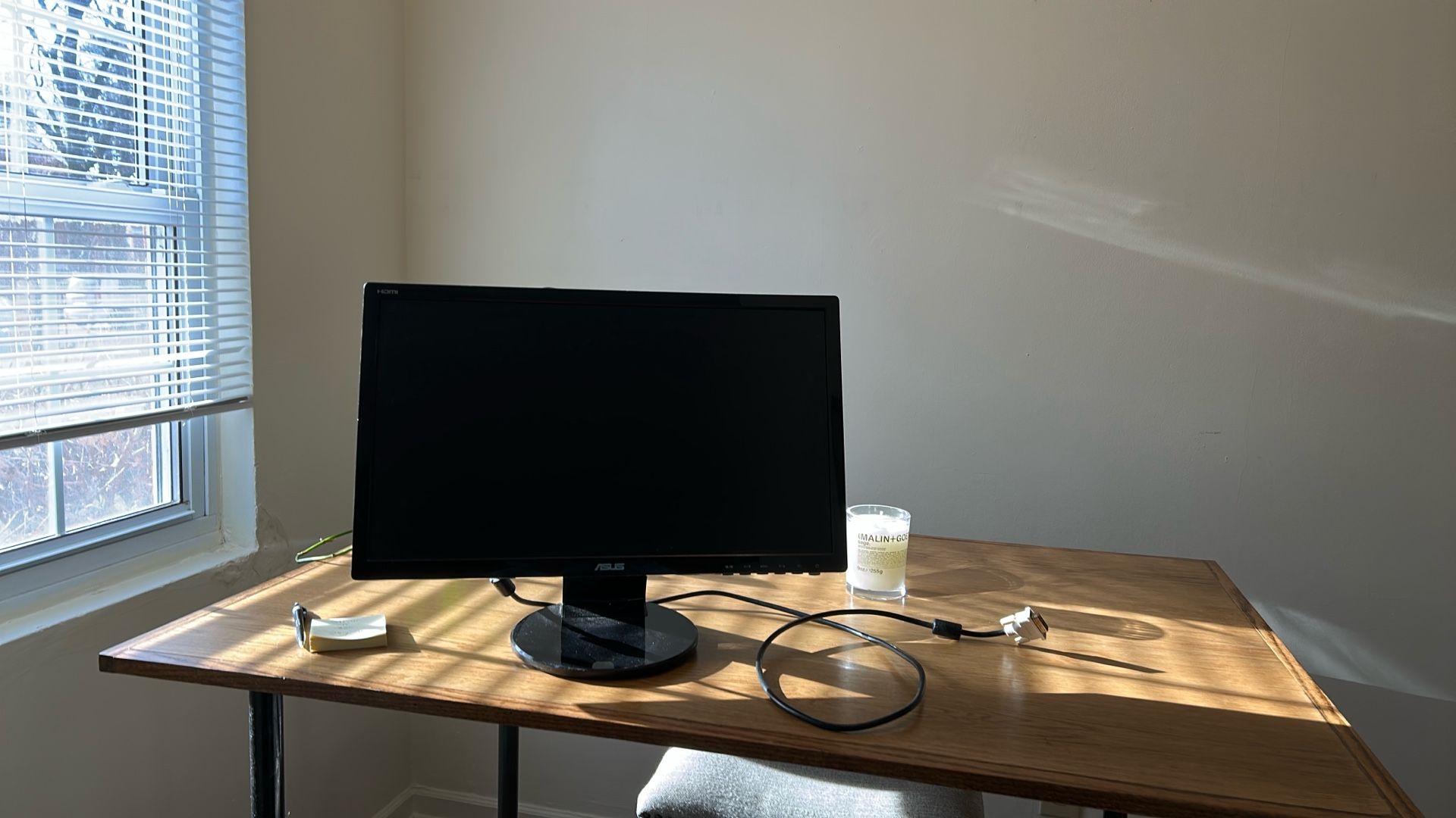 20 inch x 11 inch computer monitor with cord