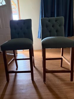 Two high green chairs  dos sillas altas