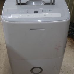 FRIDIDAIRE DEHUMIDIFIER 70 PINT FFAD7033R10 70 PINTS PRE OWNED 881810-1