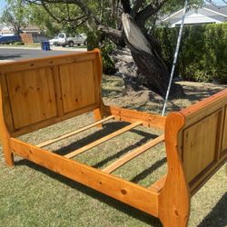 Cama Queen Pura Madera Real. No Incluye Colchones En Modesto