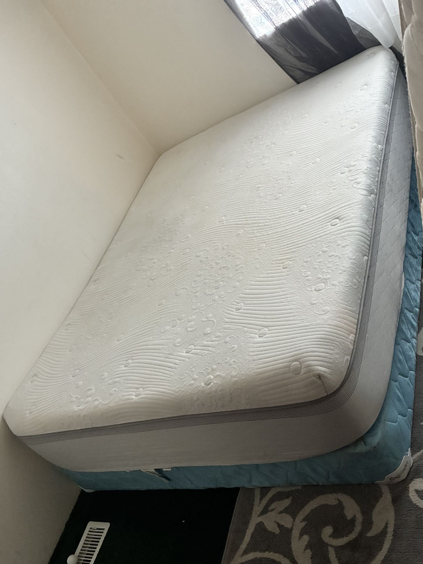 🥰$345/$425-(firm on price) Beautiful queen size thick thick thick white and grey mattress (mattress/box and Hollywood bed frame included) for just $