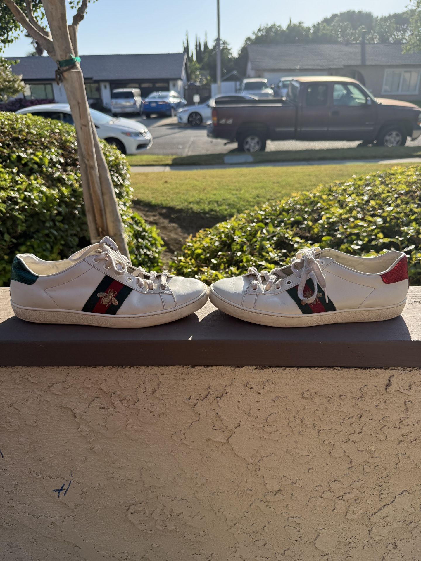 Gucci Ace sneaker Embroidered Bees White Leather Gold women size 39