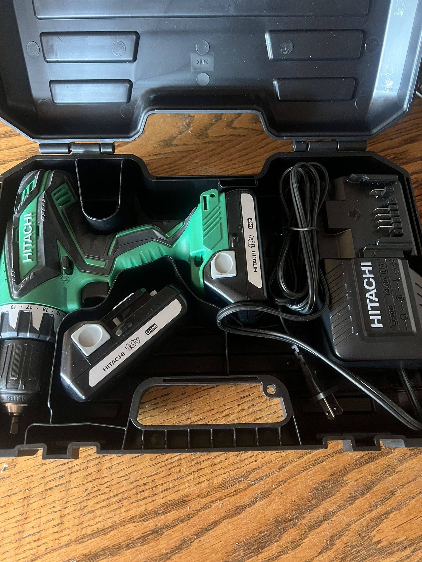 Hitachi DS18DGL 18V Cordless Drill/Driver Kit - Versatile Power Tool!