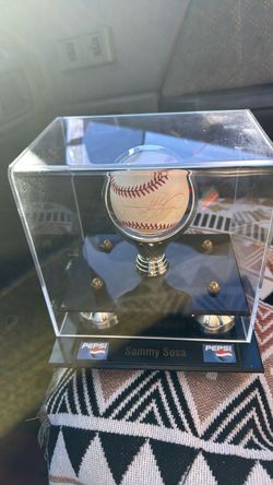 Signed autograph, Sammy Sosa baseball in case