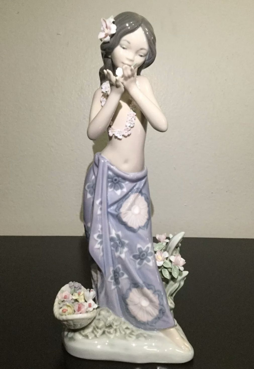 STUNNING LLADRO HAWAIIAN DANCER GIRL WITH FLOWERS AROMA OF THE ISLANDS FIGURINE