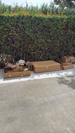 Free boxes and packing material