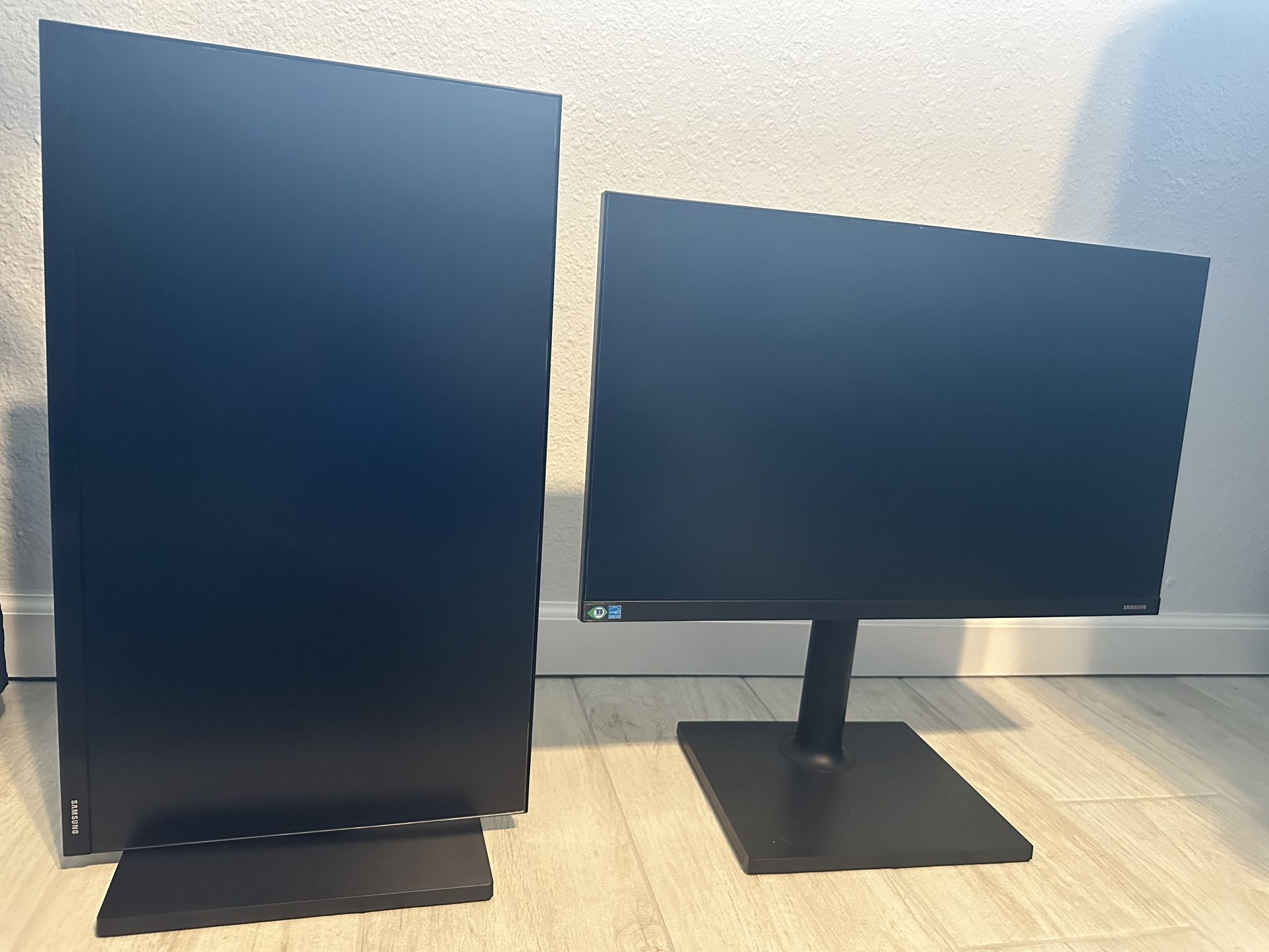 Computer Flat Screen Monitors - Like New - Samsung and HP