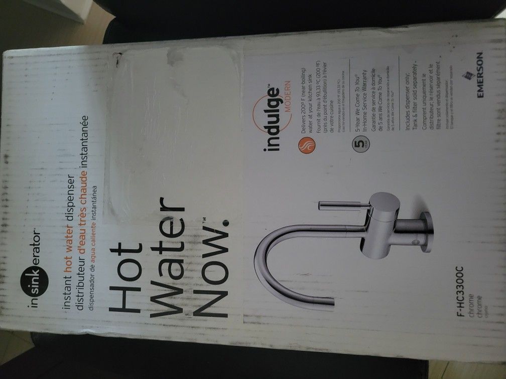 Hot water dispenser