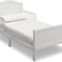 Delta Children Bennett Wood Toddler Bed - Excellent Condition