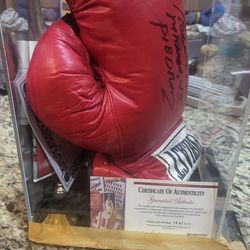 Autographed Roberto Duràn glove