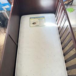 baby crib / toddler bed