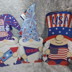 Holiday Decor Must Pick Up