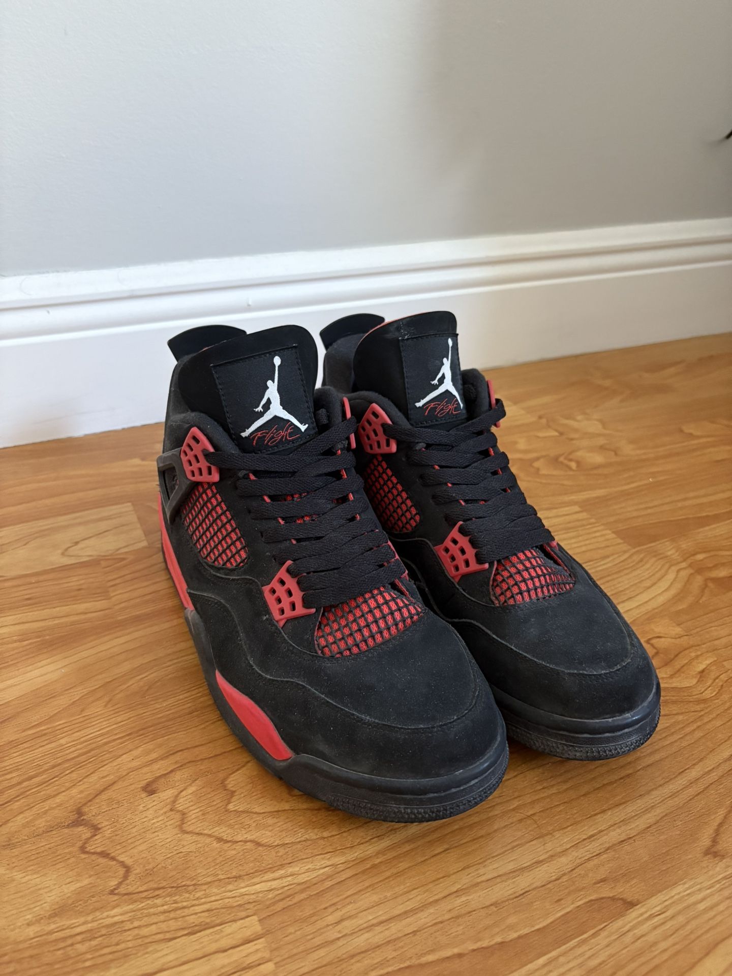 Beautiful Jordan 4 Retro Red thunders size 10