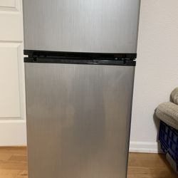 Magic Chef Small Refrigerator 