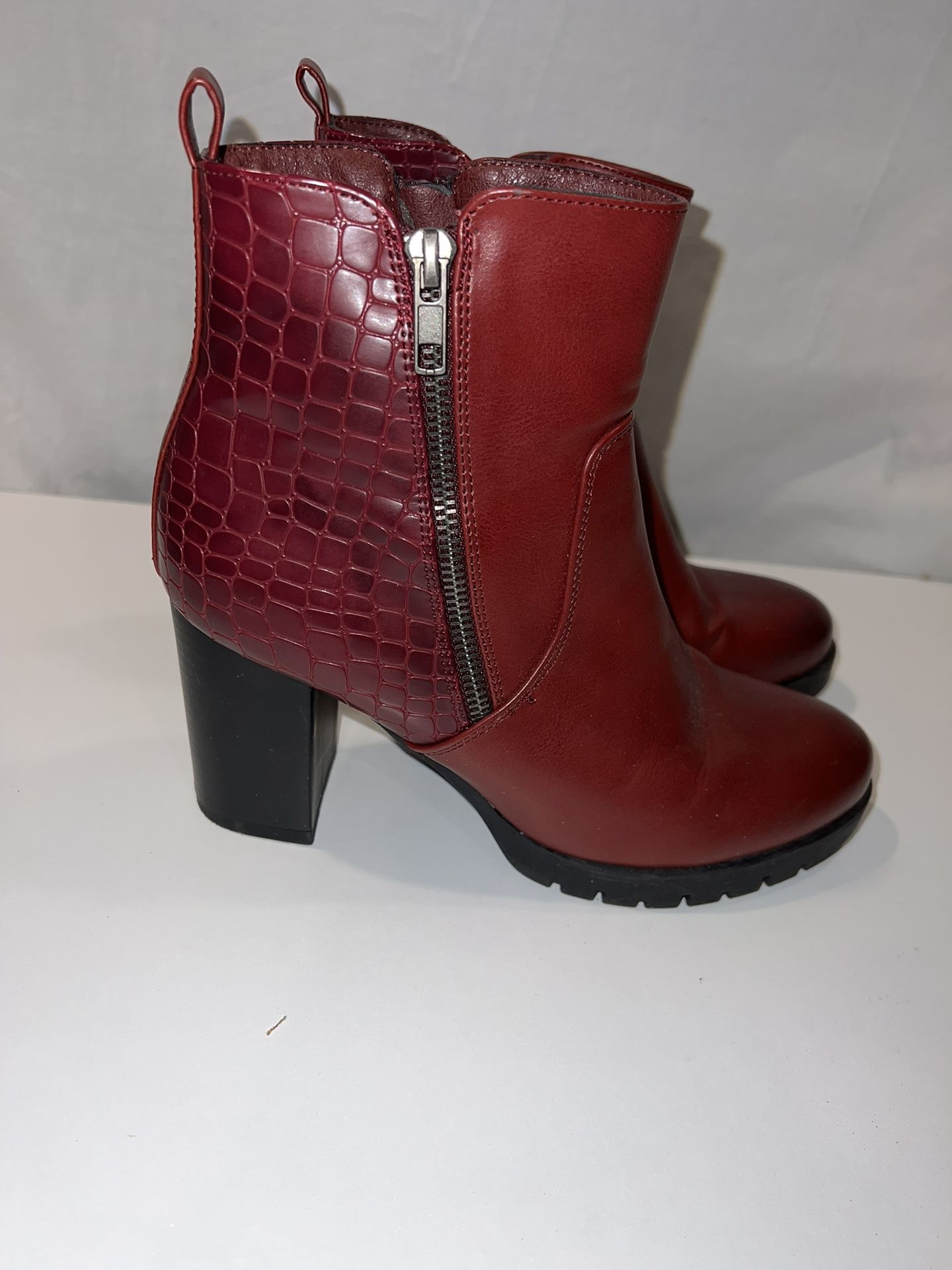 Ladies size 7 1/2 mysoft red wine chunky 2 1/2” heeled ankle booties boots EUC 