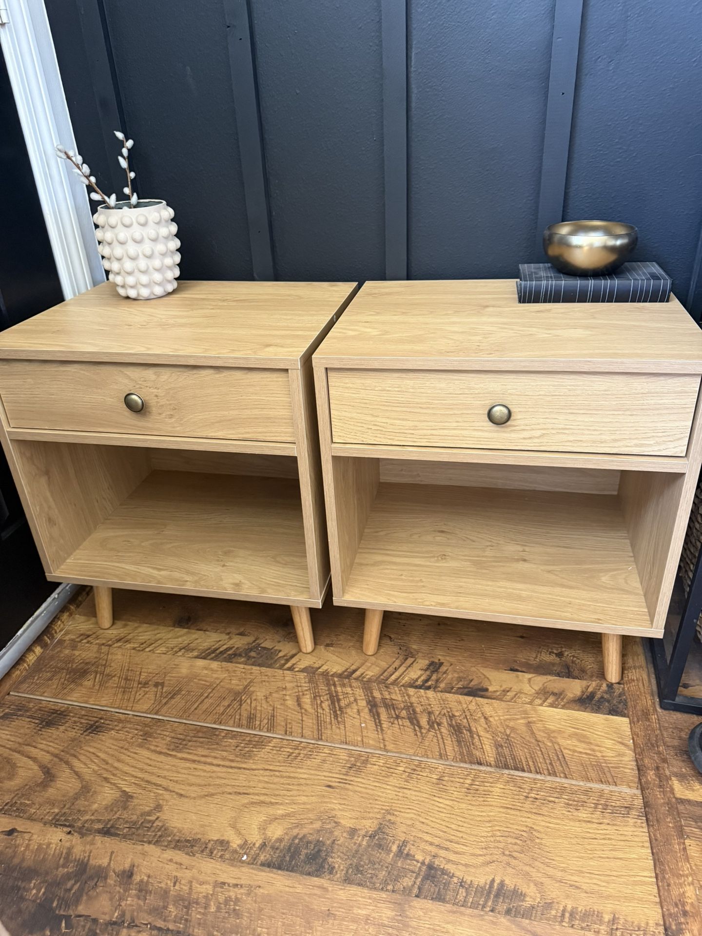 2 Nightstands With Drawers