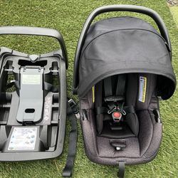 Infant car seat (in Des Moines/Kent) Evenflo Pivot almost new