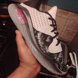 STEPH CURRYS SIZE 9 