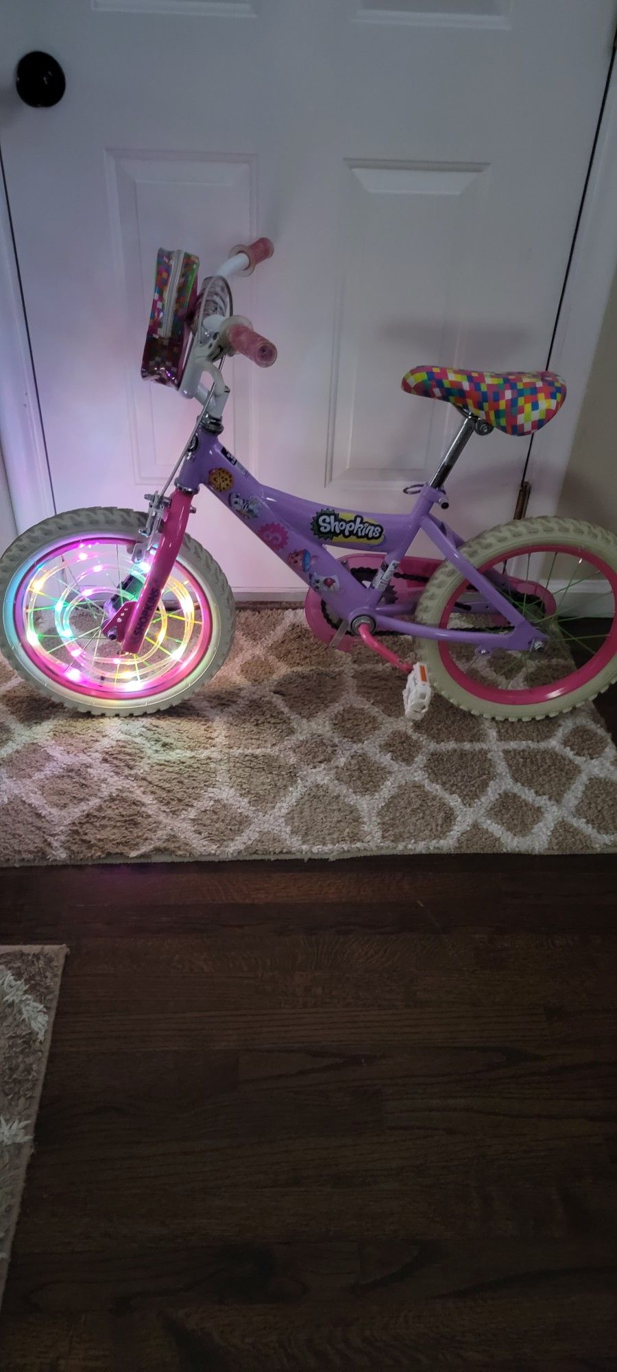 14" GIRLS Bike  Dynacraft, Shopkins, Pink, Purple, with NO Training Wheels Ages 3-10 WITH FRONT LIGHT UP TIRE ALMOST NEW CONDITION 