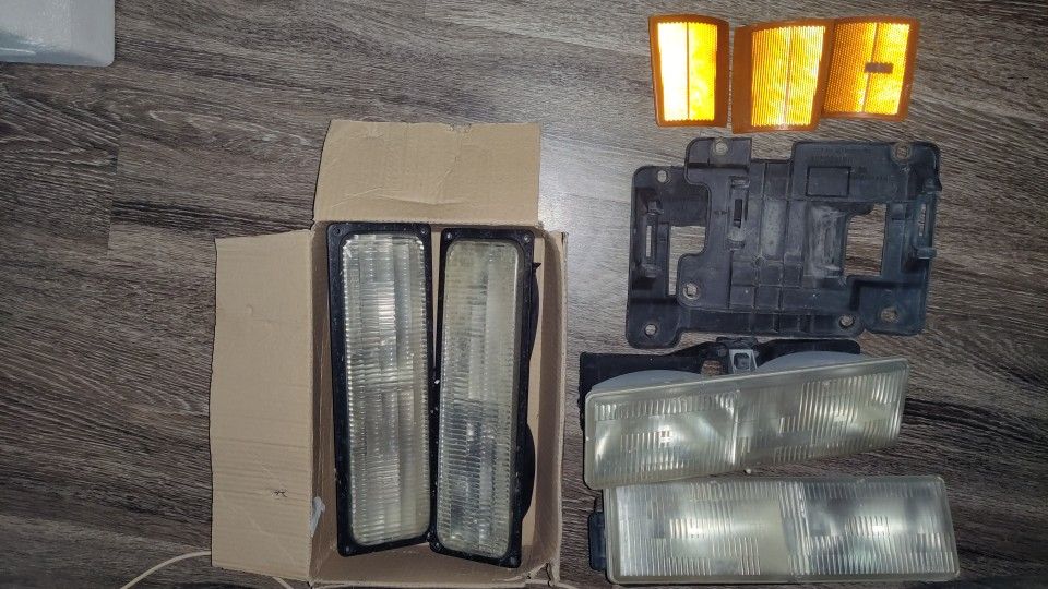 OEM 1998 GMC Headlight And Running Light Housing w/Mount Brackets (Includes turn signal Covers As Well)