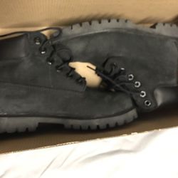 Black water resistant timberlands kid size. Only worn once.