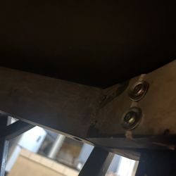 Mesa Con Cuatro Sillas Gratis Si Alguien La Necesita Sólo Está Traqueada Una Pata . También estoy regalando Un Sillón