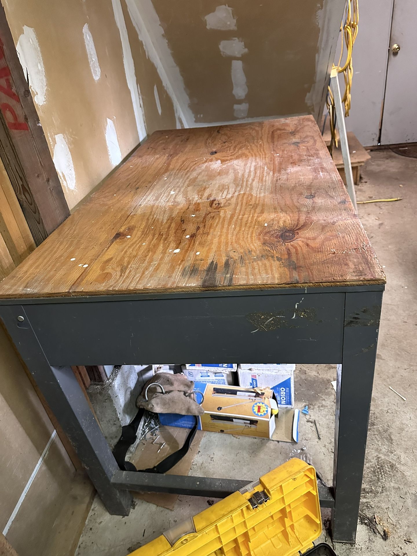 Shop table, 12000 BTU Window Air Conditioner, Plug In Heater