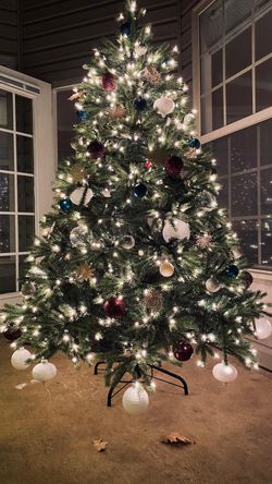 Illuminated Artifical Christmas Tree 6.5 ft