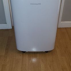 Frigidaire  Portable Air Conditioner  10.000 btu LIKE NEW used For One Season Only