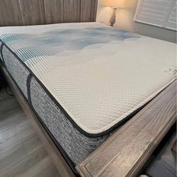 King BeautyRest Harmony lux Hybrid only 8 months of use with mattress protection/I can deliver   Pet free smoke free home   Retail $1,400 Your Price $