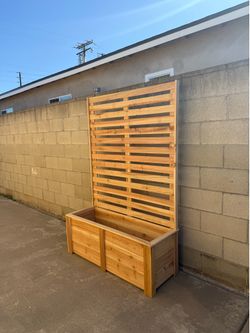 Planter with back lattice