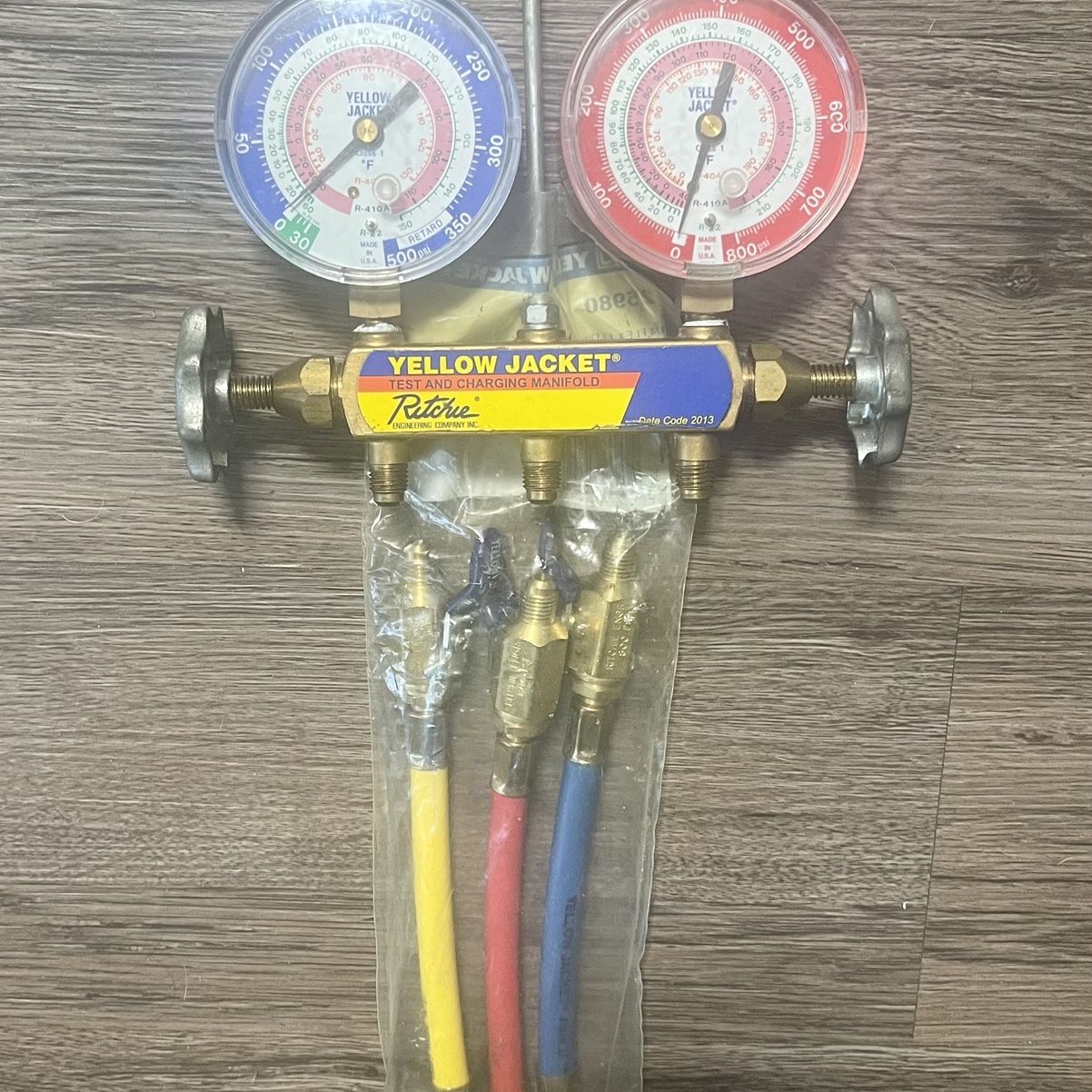 Yellow Jacket 42021 2-Valve Mechanical Manifold Gauge Set – R32/R410A, Forged Brass