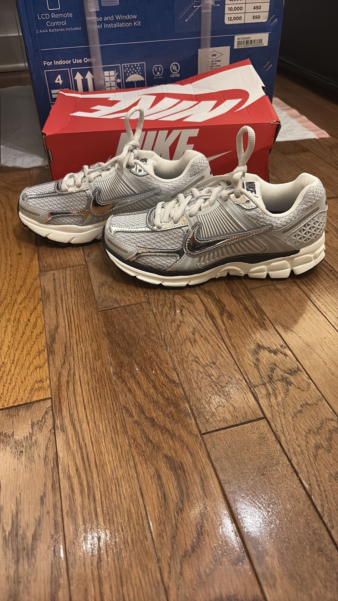 Nike Zoom Vomero 5 (size W 7.5/M 6