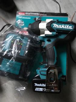 Impacto wrench de 1/2 Makita Brushless con una batería 🔋 5.0 y su cargador 🔌