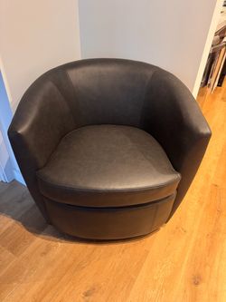 Leather Swivel Accent Chair – Excellent Condition