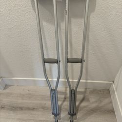 Aluminum Adjustable Adults Underarm Crutches / Adjusts from 4’6” to 5’2” -300 lbs