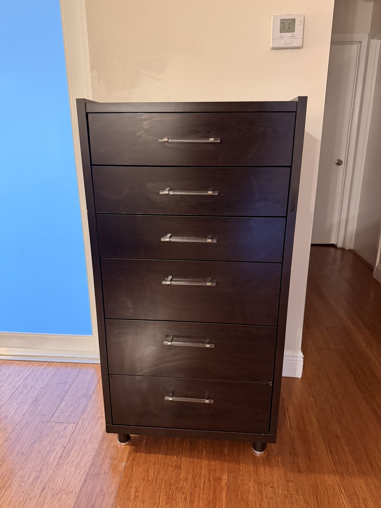 Modern Dark Wood 6-Drawer Dresser – Great Condition